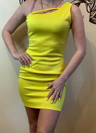 Неймовірне жовте плаття