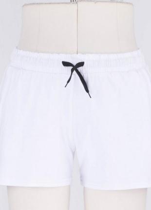 Стильные белые короткие спортивные шорты с лампасом2 фото