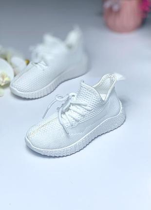 Дитячі білі кросівки із