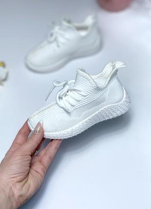 Дитячі білі кросівки із