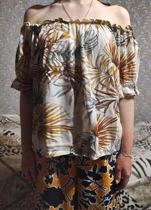Актуальная блуза в тропический принт с открытыми плечами5 фото