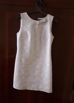 Плаття святкове,білого кольору,стан ідеальний