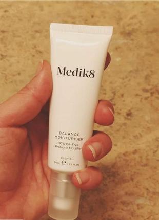Balance moisturiser™ & glycolic acid activator medik8 97% безмасляний матуючий зволожуючий крем з пробіотиками і aha