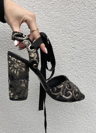 Оксамитові босоніжки на підборах,вишивка паєтками topshop