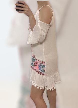 Пляжне біле плаття туніка бохо з яскравою вишивкою і помпонами5 фото