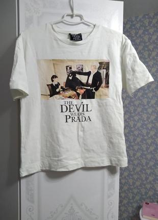 Белая футболка дьявол носит прада zara3 фото