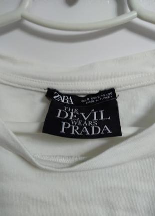Белая футболка дьявол носит прада zara4 фото