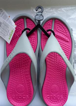 Шлепки сандалии кроксы crocs light grey candy pink relaxed fit 10024-0fs