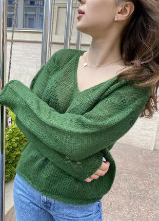 Зелёный свитер с v-образным вырезом2 фото