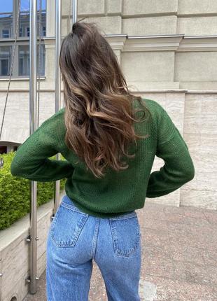 Зелёный свитер с v-образным вырезом7 фото