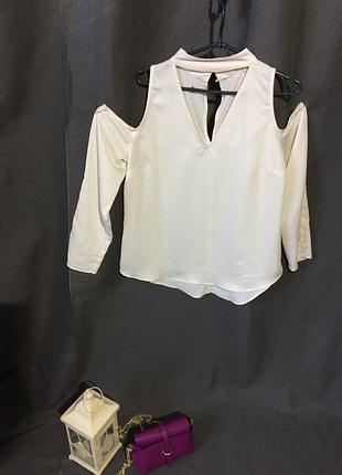 Шёлковая блуза молочная с вырезами на плечах
