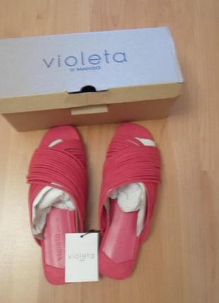 Яскраво малинові нові шльопанці