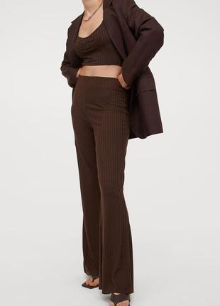 Трикотажный костюм в рубчик, темно-коричневый6 фото