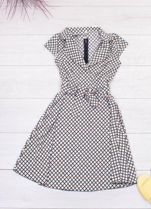 Стильне сіра сукня з принтом візерунком поясом модне суворе