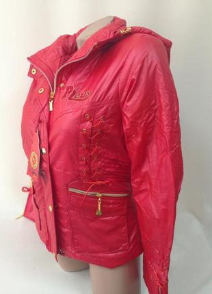 Куртка красная демисезонная с красивым напылением, золотой фурнитурой и капюшоном3 фото