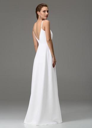 Супер ефектне плаття на тонких бретелях і подовжують v-подібним вирізом.