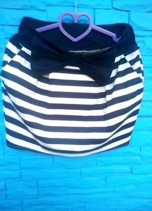 Коротка стильна спідниця з бантом і кишенями