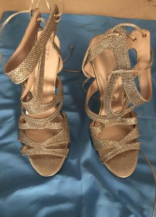Босоножки нарядные и удобные