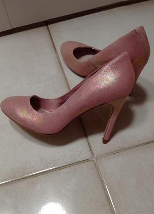 Перламутрові рожеві шкіряні туфлі з круглим носком 38й