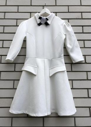 Нове,біле плаття,з щільною фактурної тканини ,тримає форму,ретро,стиль вінтаж