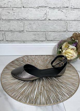 Кожаные босоножки на низком каблуке