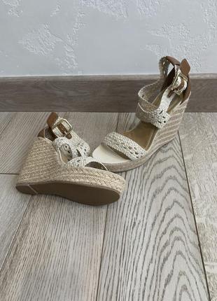 Босоножки на танкетке, эспадрильи steve madden!