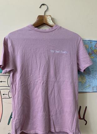 Розовая базовая футболка под горло
