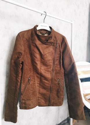 Замшевая коричневая куртка косуха