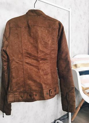 Замшевая коричневая куртка косуха4 фото