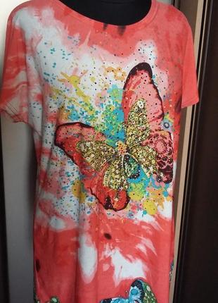 Яркая футболка с бабочкой