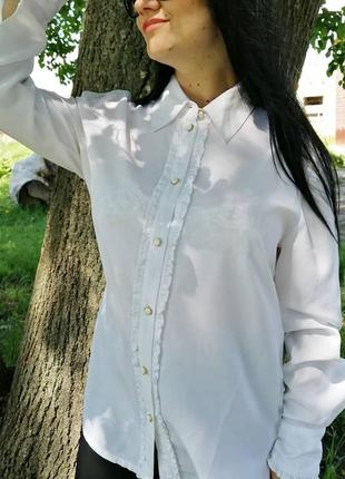 Білосніжна блуза з рюшами (з неймовірними гудзиками)
