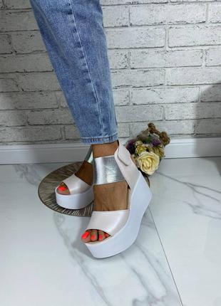 Босоніжки на танкетці натуральна шкіра