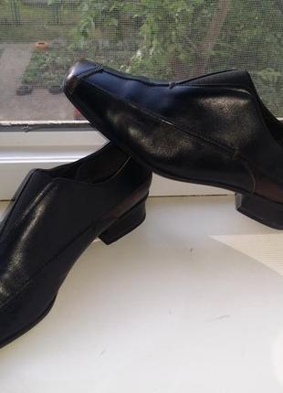Повседневные черные туфли с шоколадными вставками на низком  каблуке caprice натур кожа8 фото