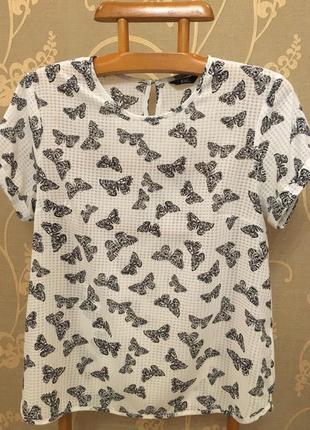 Дуже гарна і стильна брендовий блузка в метеликах.