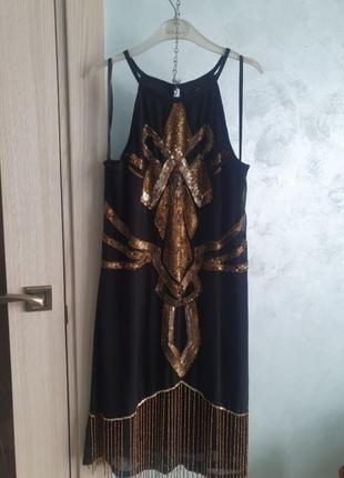 Платье декорировано паетками