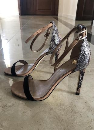 Босоніжки river island