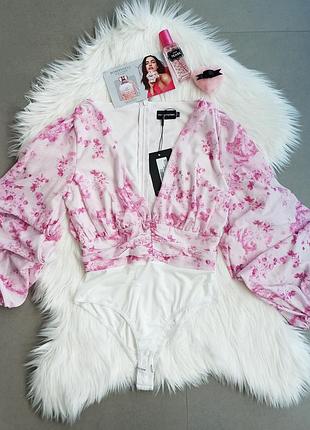 Романтичное боди в цветочек с глубоким декольте от pretty little thing ♥️