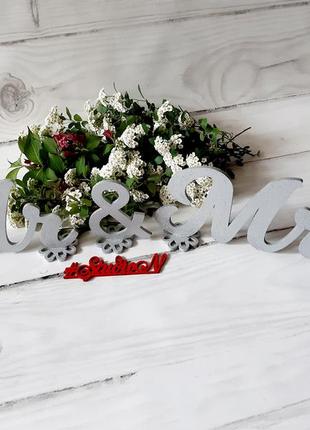 Деревянный знак mr & mrs-атрибут торжества, на подставках цветах.1 фото