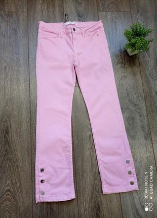 Базовые светлые розовые узкие джинсы стрейч деним с заклёпками1 фото