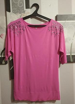 Футболка з металевим декором