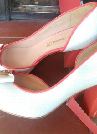 Туфлі, босоніжки