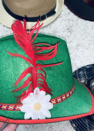 Зелёная шляпа панама с перьями