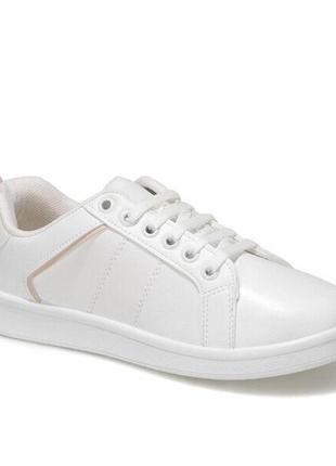 Белая спортивная обувь