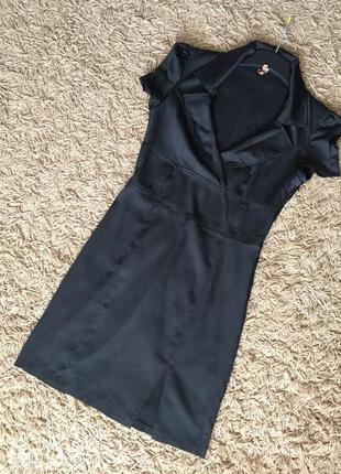 Черное платье из плотного атласа с глубоким вырезом. trg. р.46