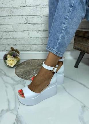 Білі босоніжки на танкетці