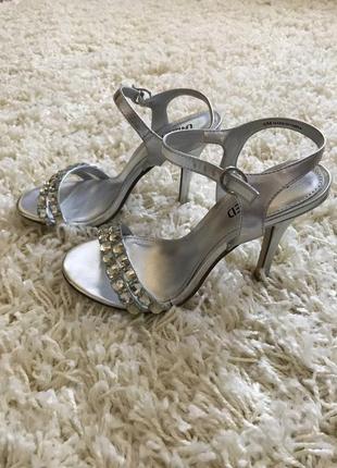 Босоніжки срібні