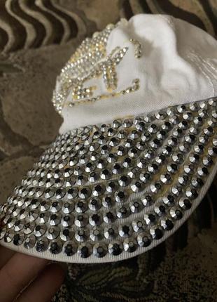 Белая джинсовая кепка с длинным козырьком в серебряных стразах obey с регулирований застёжкой2 фото