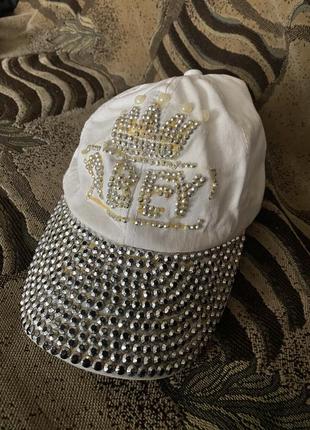 Белая джинсовая кепка с длинным козырьком в серебряных стразах obey с регулирований застёжкой1 фото