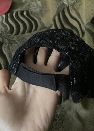 Классическая чёрная кепка с длинным козырьком регулируемой застёжкой серебристой вышивкой3 фото