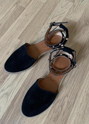 Замшевые сандали с ремешком и золотой фурнитурой😍6 фото